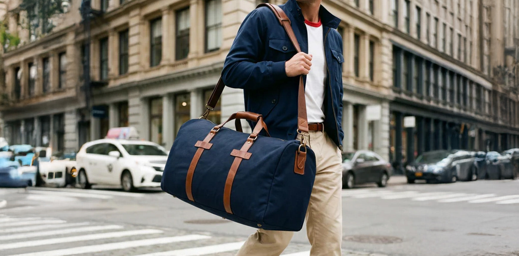XL Reisetasche aus Canvas in blau auf Straße in New York