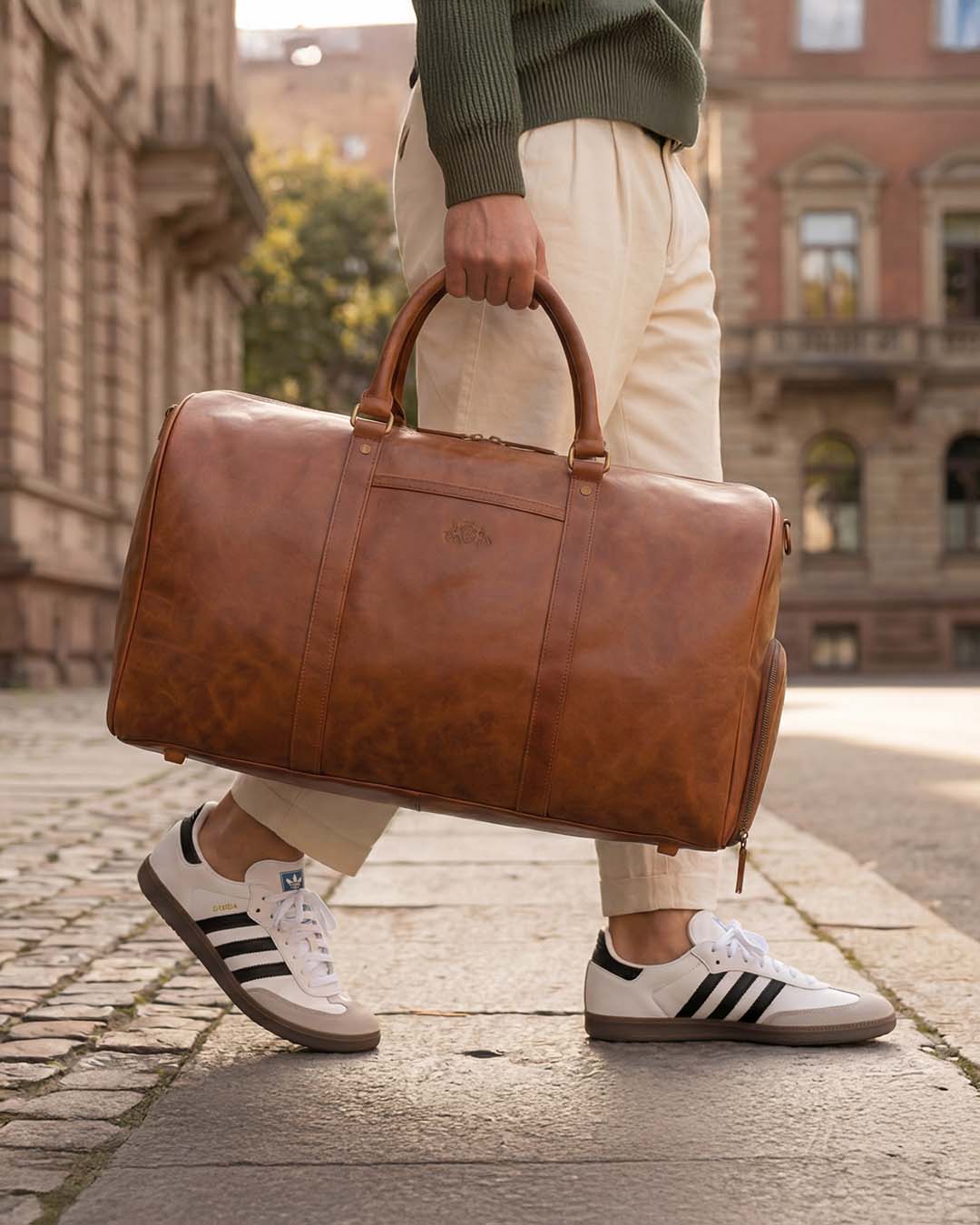 Reisetasche aus Ziegenleder in hell in der Stadt