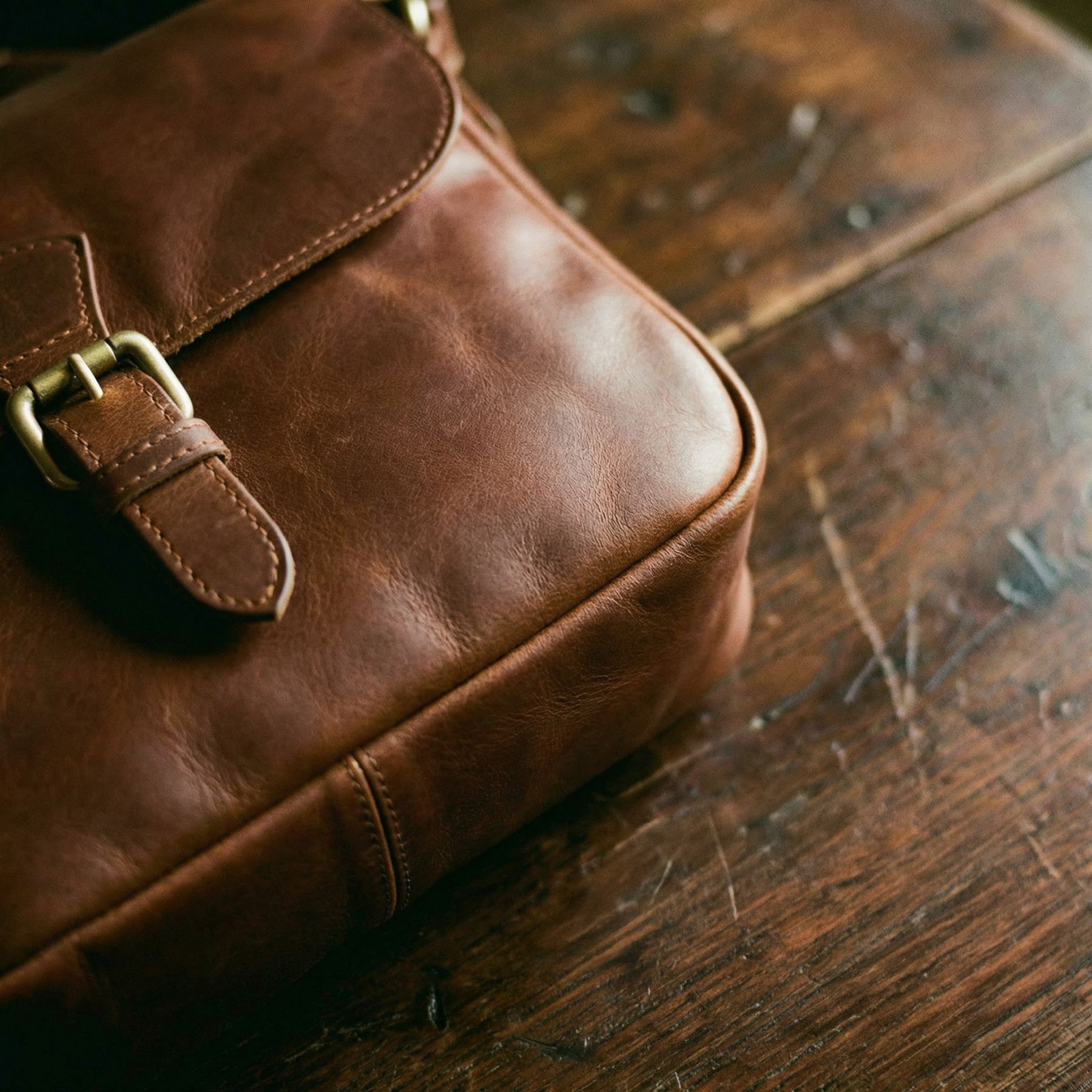 SID & VAIN Schultertasche YALE braun-cognac Closeup #farbe_brown-Cognac