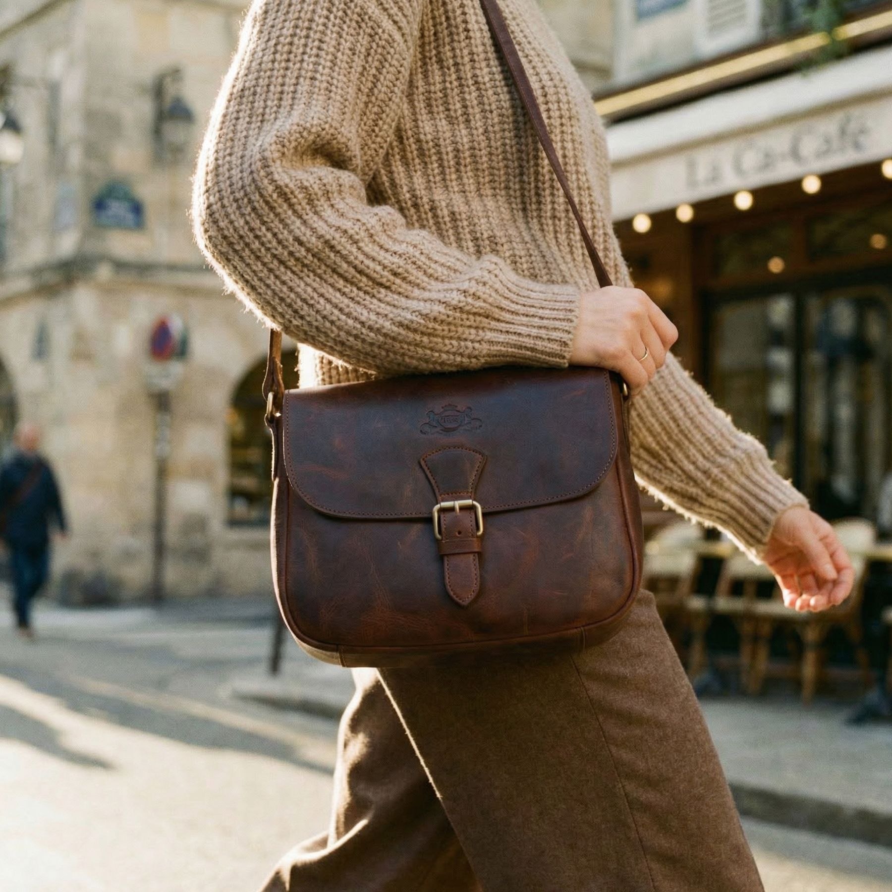 SID & VAIN Schultertasche YALE braun-cognac In Use 2 #farbe_brown-Cognac