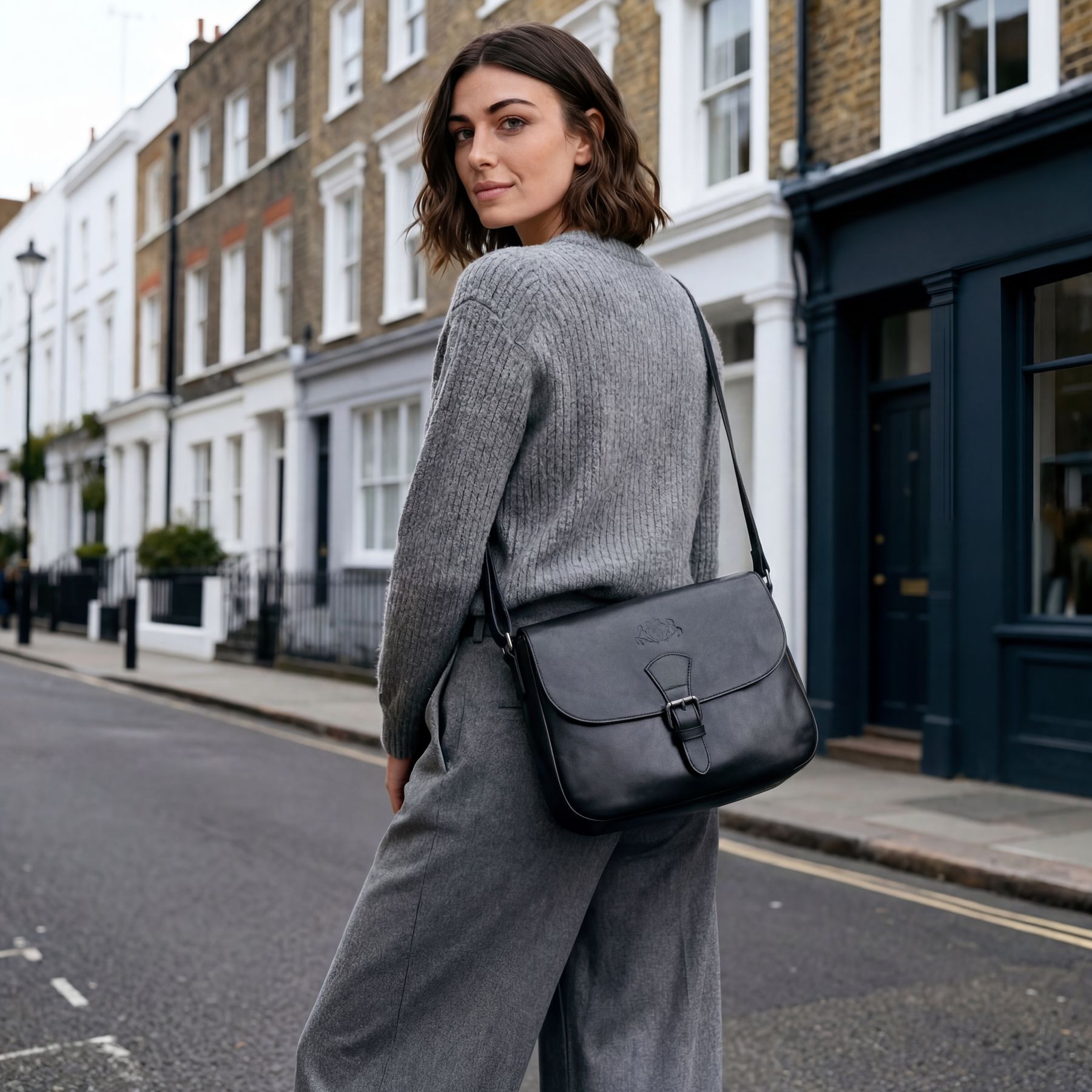 SID & VAIN Schultertasche YALE schwarz In Use #farbe_schwarz