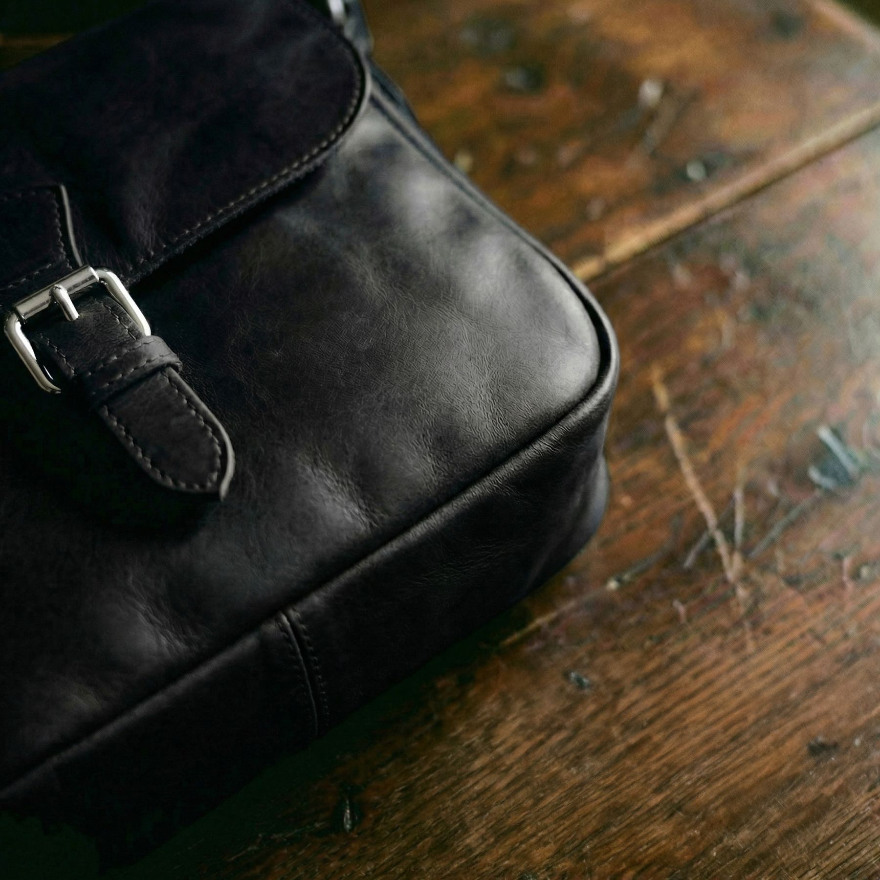 SID & VAIN Schultertasche YALE schwarz Closeup #farbe_schwarz