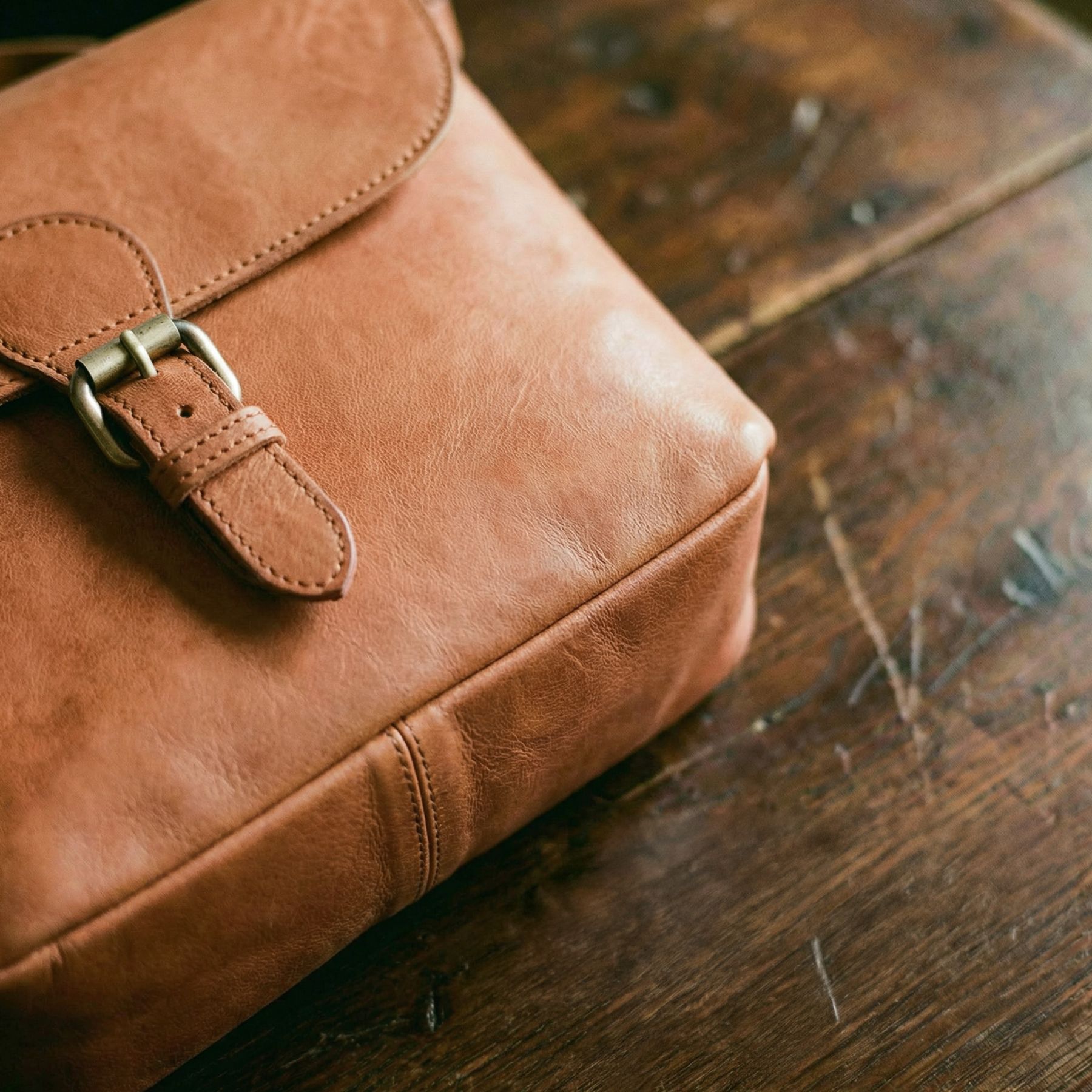 SID & VAIN Schultertasche YALE braun Closeup #farbe_Cognac