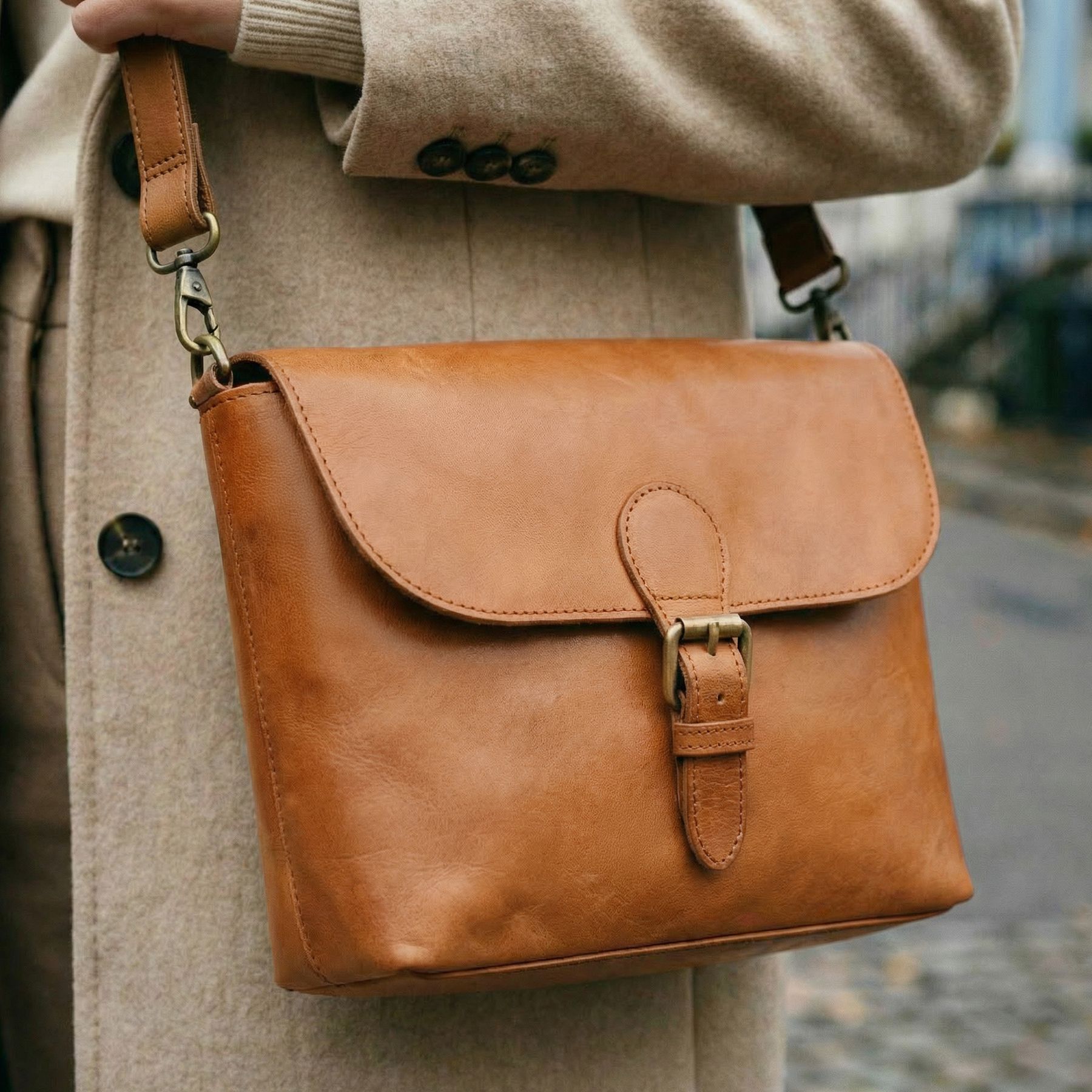 SID & VAIN Schultertasche YALE braun In Use 2 #farbe_Cognac