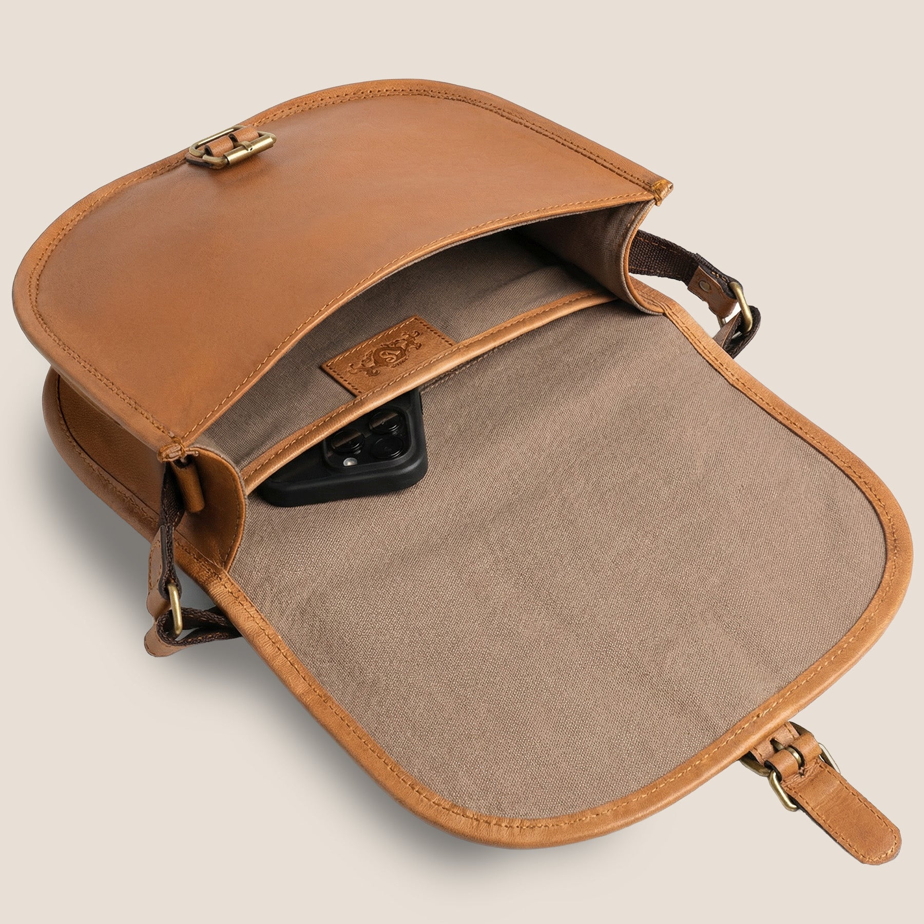 Aubrey-M-goat-light-Innen