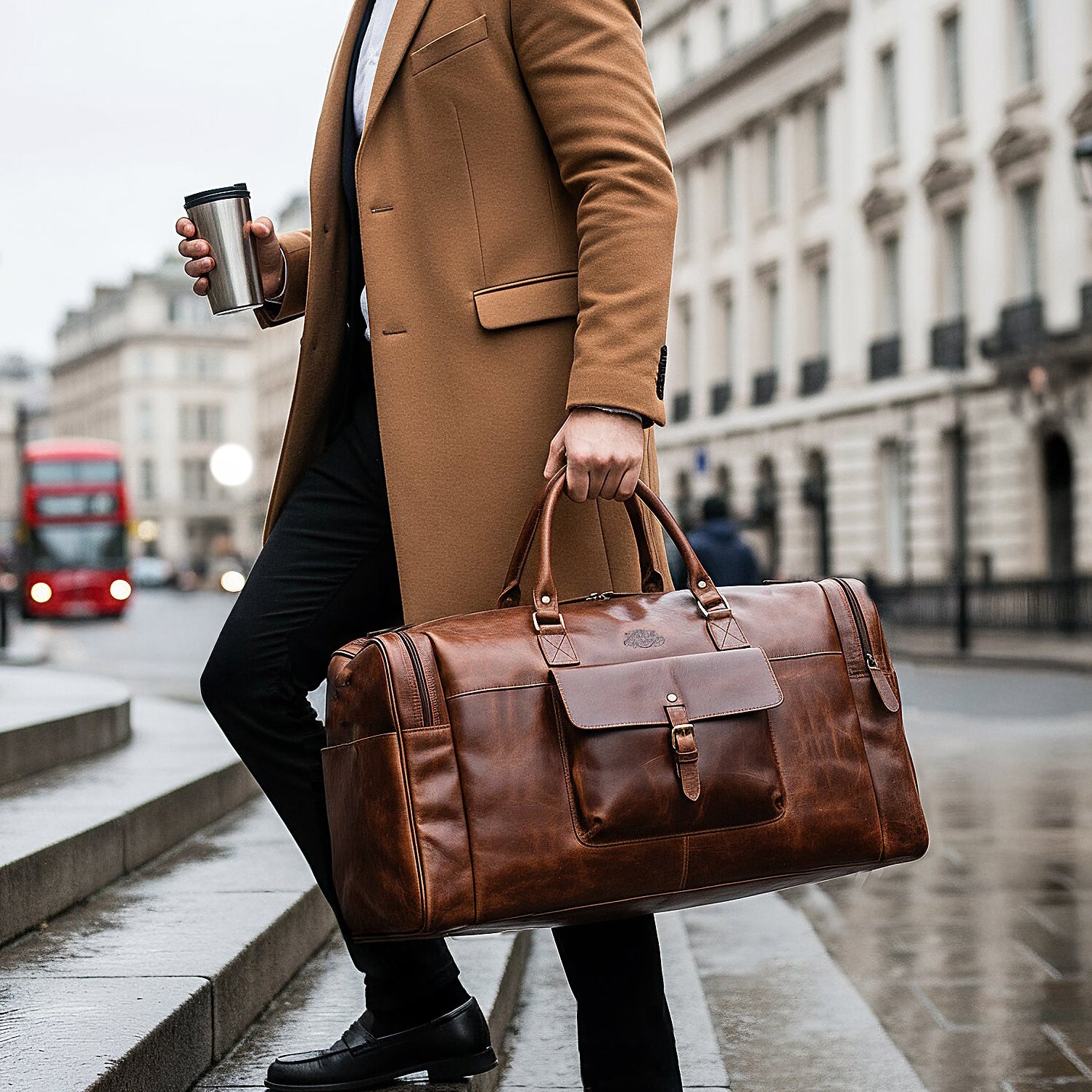 Eleganter Mann mit SID & VAIN Reisetasche Leder mit Schuhfach YALE braun-cognac 19999