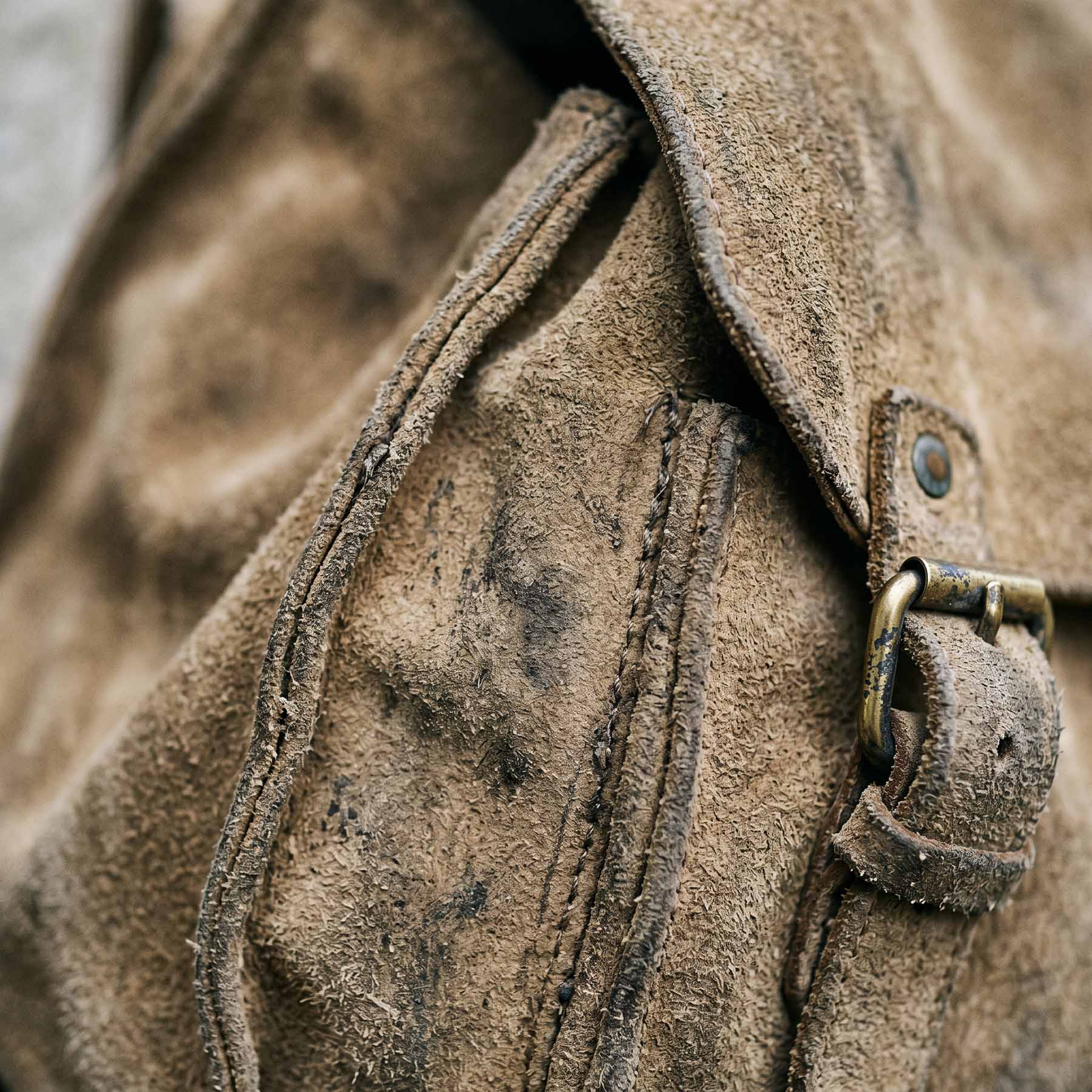 Verschmutzte Ledertasche Wildleder