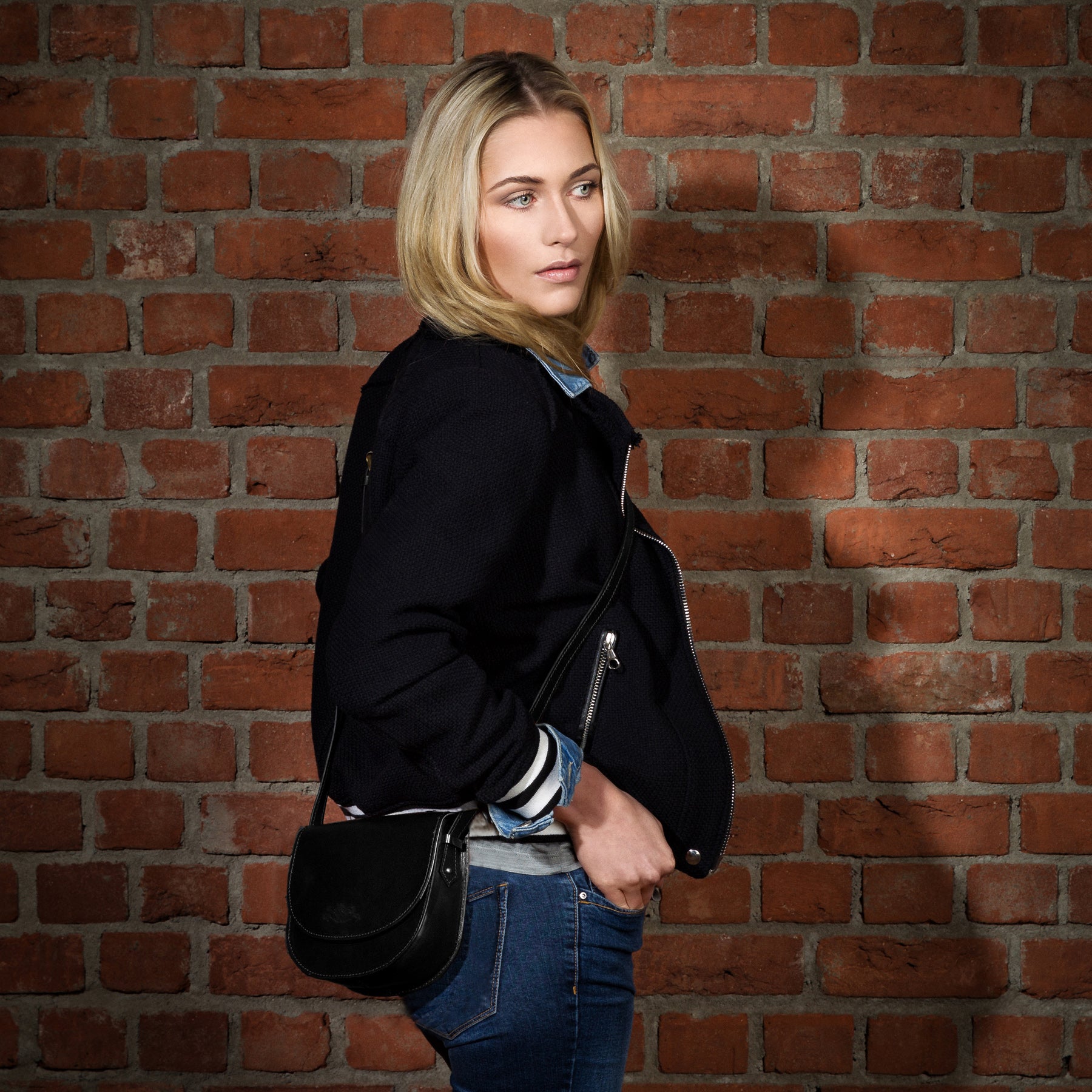 Schultertasche TRISH Sattelleder schwarz