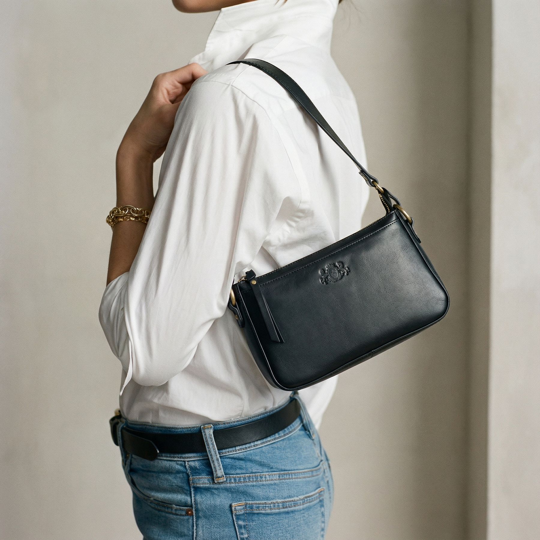 NIBY Schultertasche Glatt schwarz verpackt