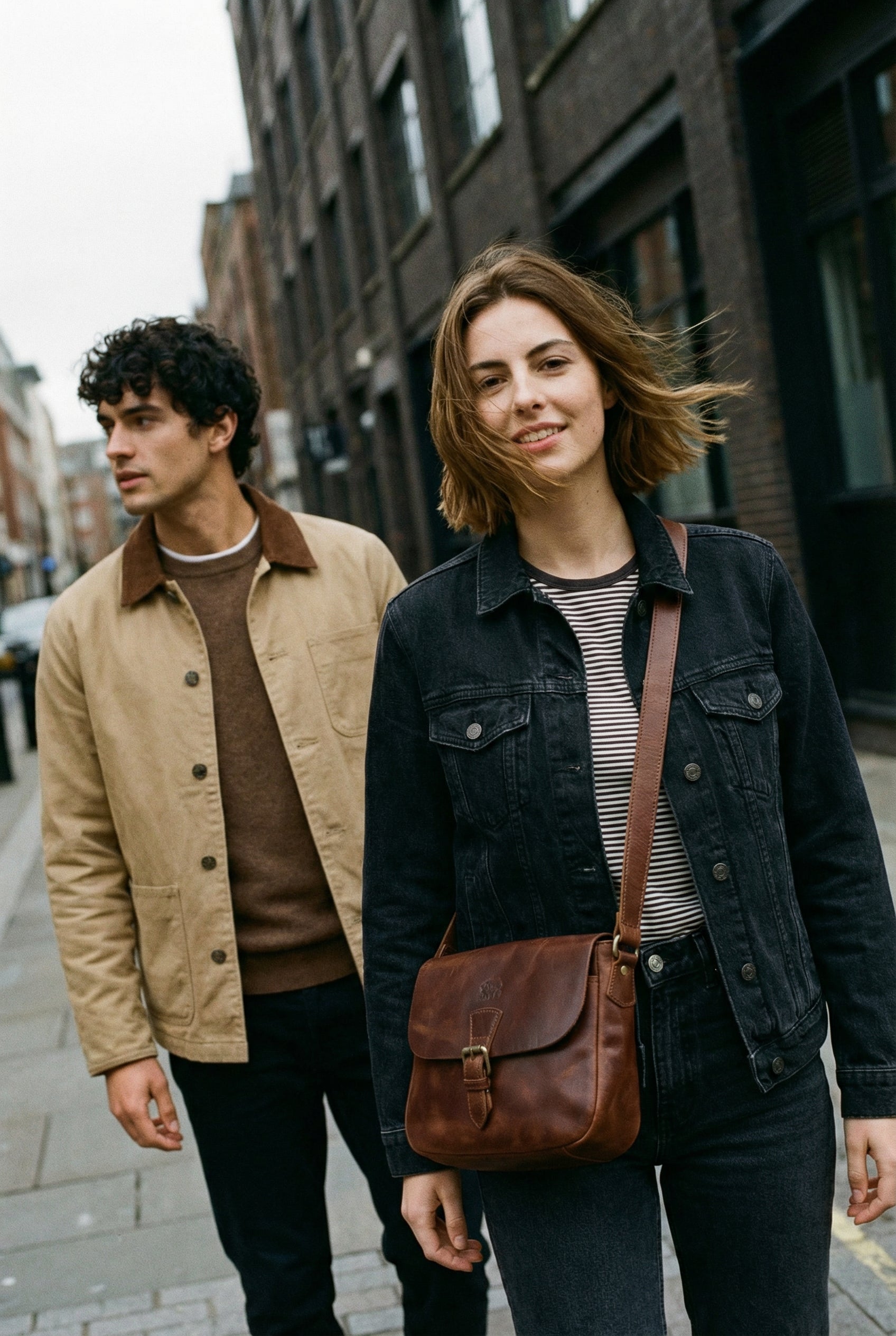 Frau mit Umhängetasche und Mann hinter ihr