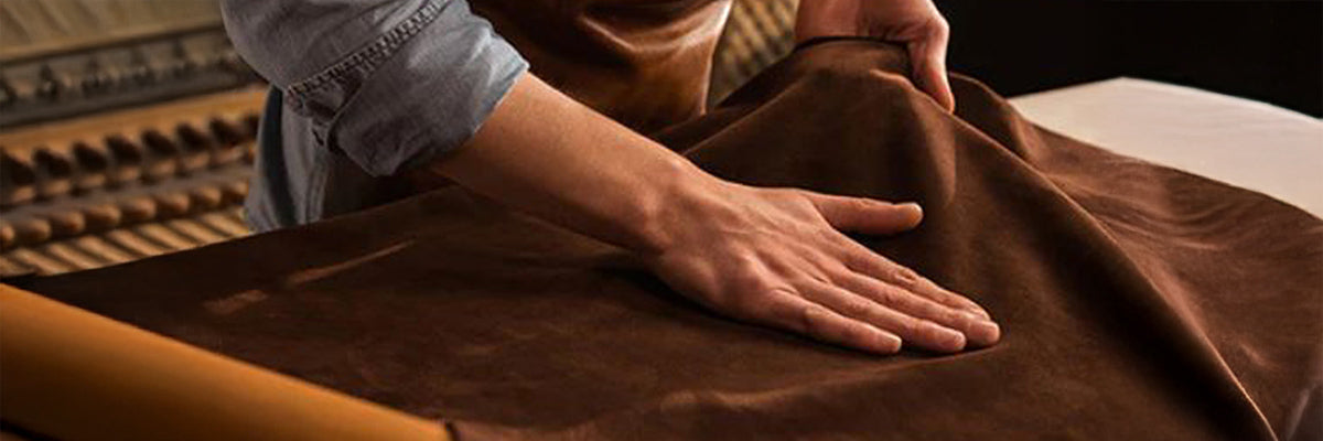 Es wird gezeigt wie SID Leder für eine Tasche sektiert und vorbereitet