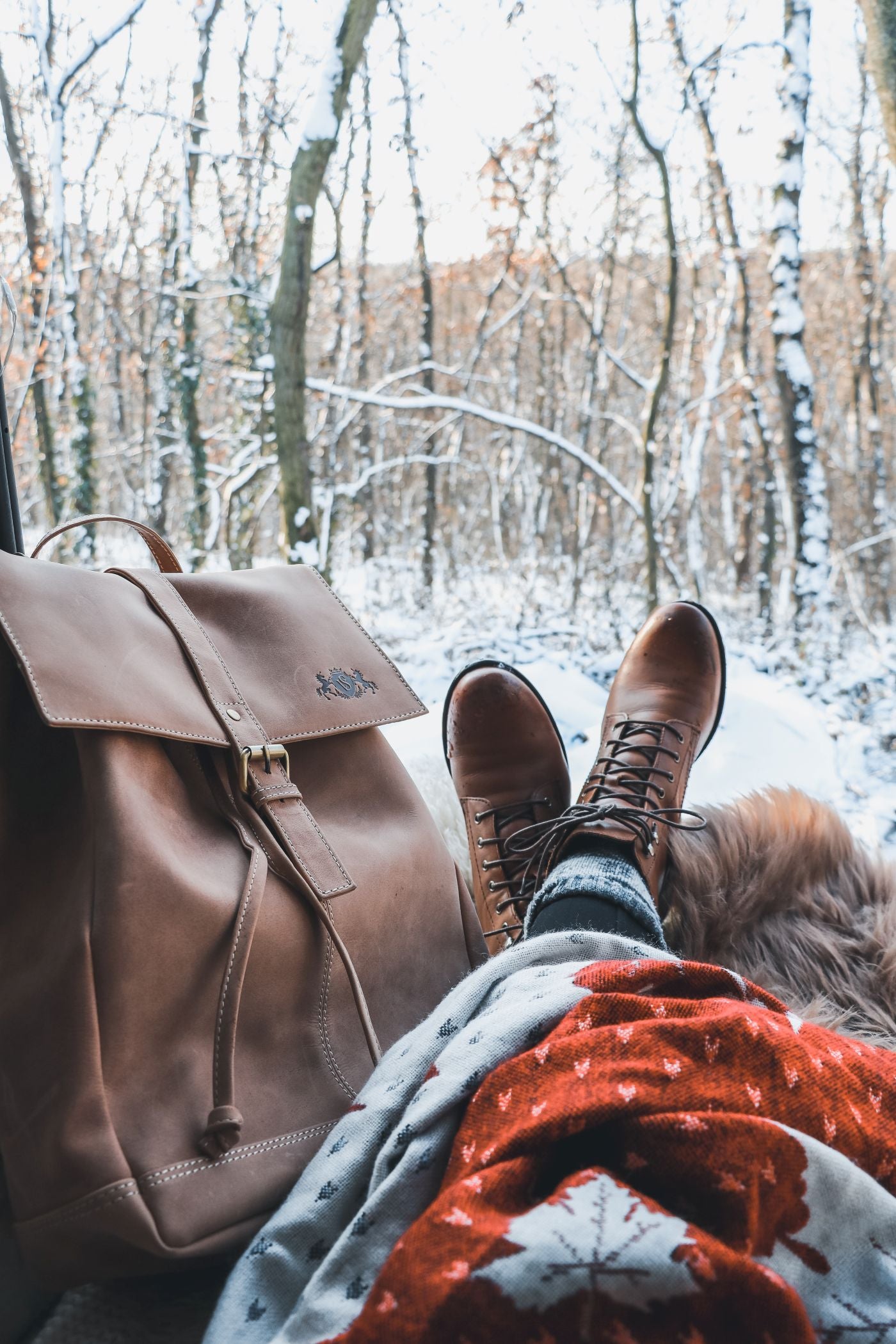 Rucksack lehnend an den Beinen einer liegenden Person